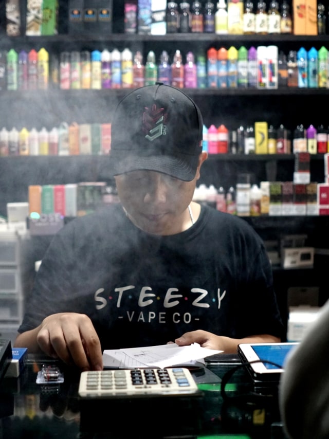 Penjual di sebuah toko vape di kawasan Cikini, Jakarta Pusat. Foto: Iqbal Firdaus/kumparan