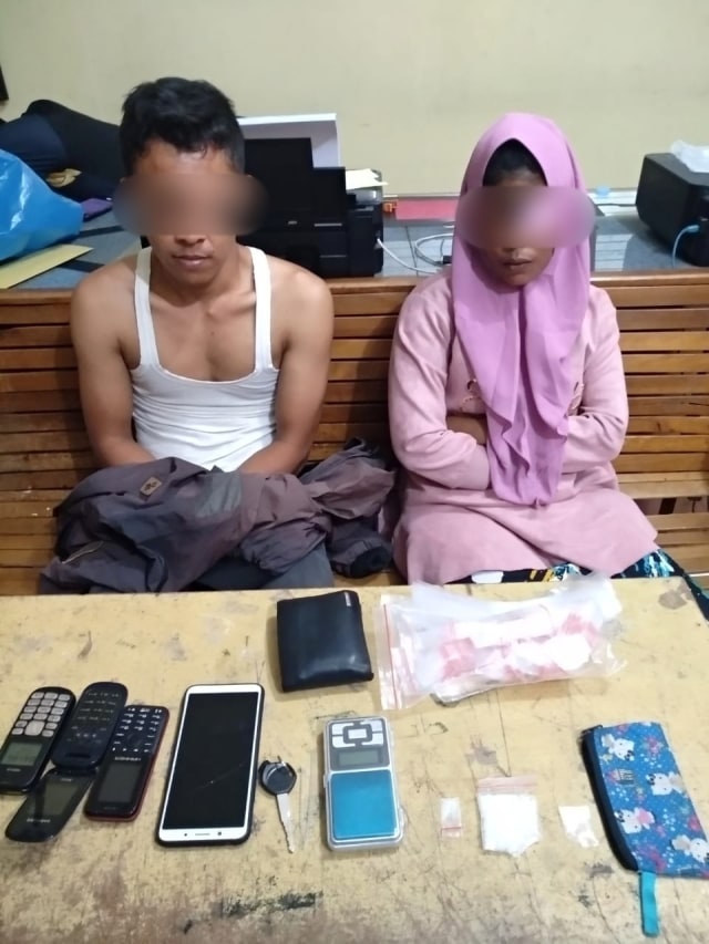 Sepasang suami-istri Aceh Besar penjual sabu diamankan polisi, Kamis (7/11/2019). Foto: Dok. Polresta Banda Aceh