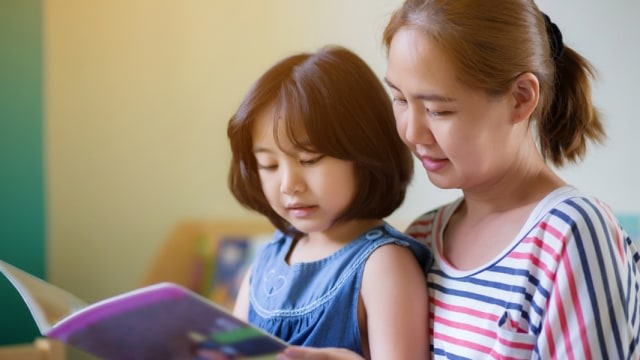 Ilustrasi anak dan ibu membaca bersama. Foto: Shutterstock