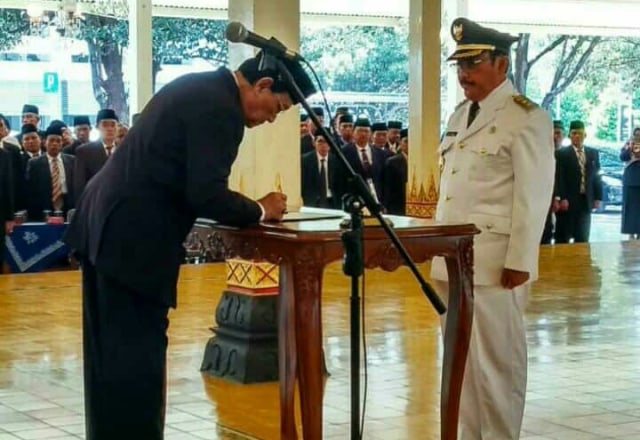 Pelantikan Sutedja menjadi Bupati Kulon Progo oleh Gubernur DIY, Sri Sultan HB X, di Kompleks Kepatihan Yogyakarta, Kamis (7/11/2019). Foro: erl.