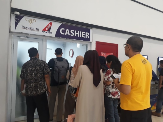 Penumpang Sriwijaya Air refund tiket penerbangan yang terlambat ataupun batal di Terminal 2, Bandara Soekarno Hatta, Cengkareng. Dok Ema F. Foto: Ema Fitriyani/kumparan