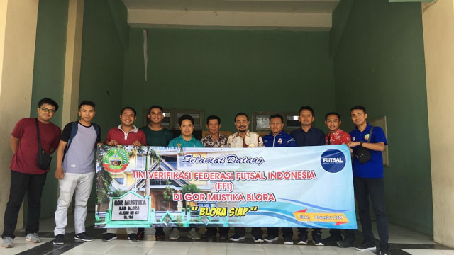 Tim verifikasi dari Federasi Futsal Indonesia, saat foto bersama usai laksanakan verifikasi GOR Mustika Blora. Kamis (07/12/2019)