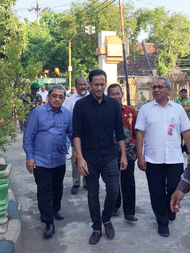 Menteri Pendidikan dan Kebudayaan Nadiem Makarim saat mengunjungi SDN Pekuncen, Kota Pasuruan, Jawa Timur, Kamis (7/11/2019).  Foto: Yuana Fatwalloh/kumparan