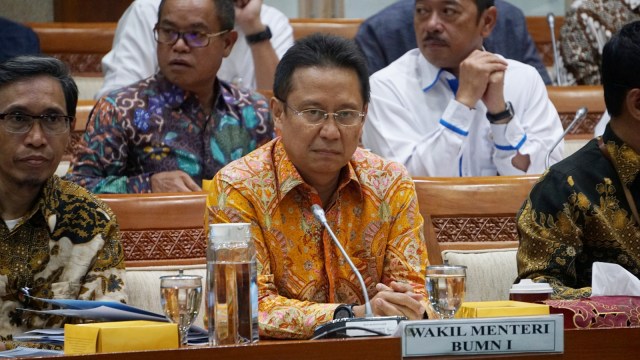 Wakil Menteri BUMN Budi Gunadi Sadikin (tengah) saat rapat Komisi VI DPR, di Komplek Parlemen, Jakarta, Kamis (7/11/2019). Foto: Fanny Kusumawardhani/kumparan