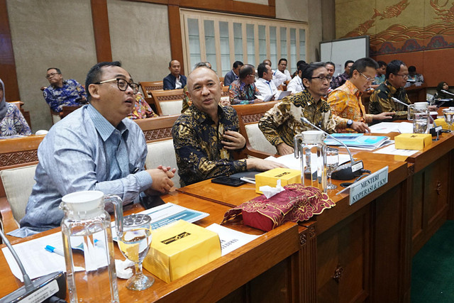 Menteri Koperasi dan UKM Teten Masduki saat rapat kerja bersama Komisi VI DPR RI di Komplek Parlemen, Jakarta, Kamis (7/11). Foto: Fanny Kusumawardhani/kumparan 