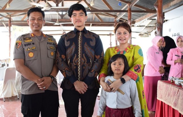Kapolres Sidrap, AKBP Budi Wahyono beserta keluarga foto bersama Kaesang Pangarep usai sarapan pagi di Rujab Kapolres Sidrap, Kamis (7/11).