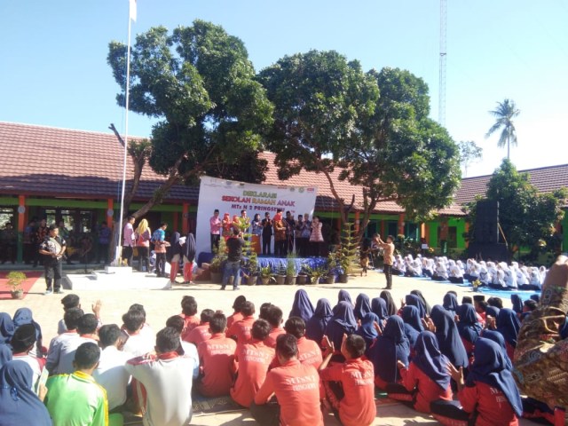 Ratusan siswa MTSN 2 Pringsewu saat OCDay bersama Kementerian PPPA, Kamis (7/11) | Foto: Obbie Fernando/Lampung Geh