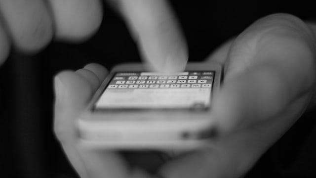 Ilustrasi kirim pesan teks SMS di smartphone. Foto: relexahotels via Pixabay