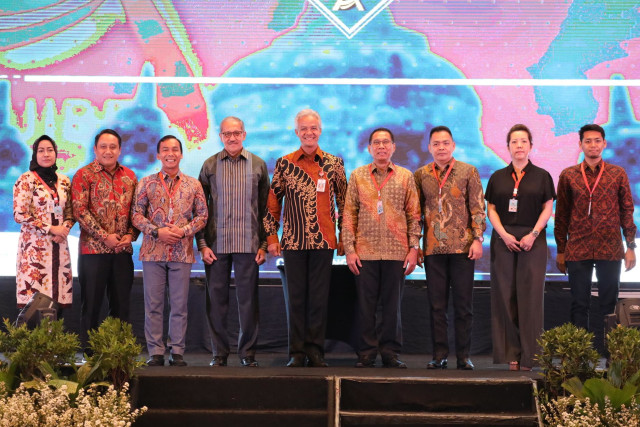 Gubernur Jawa Tengah Ganjar Pranowo (tengah) foto bersama usai menghadiri Central Java Investment Business Forum (CJIBF) 2019. Foto: Dok. Humas Pemprov Jawa Tengah