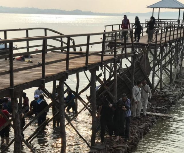 Jembatan pelantar di Montigo Resort Nongsa Ambruk. (Foto: Jim/Batamnews)