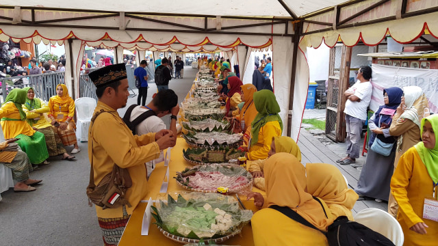 Festival menghampar wadai ke-4 hadirkan 60 jenis kue tradisional. (Foto: Joko Hardyono)