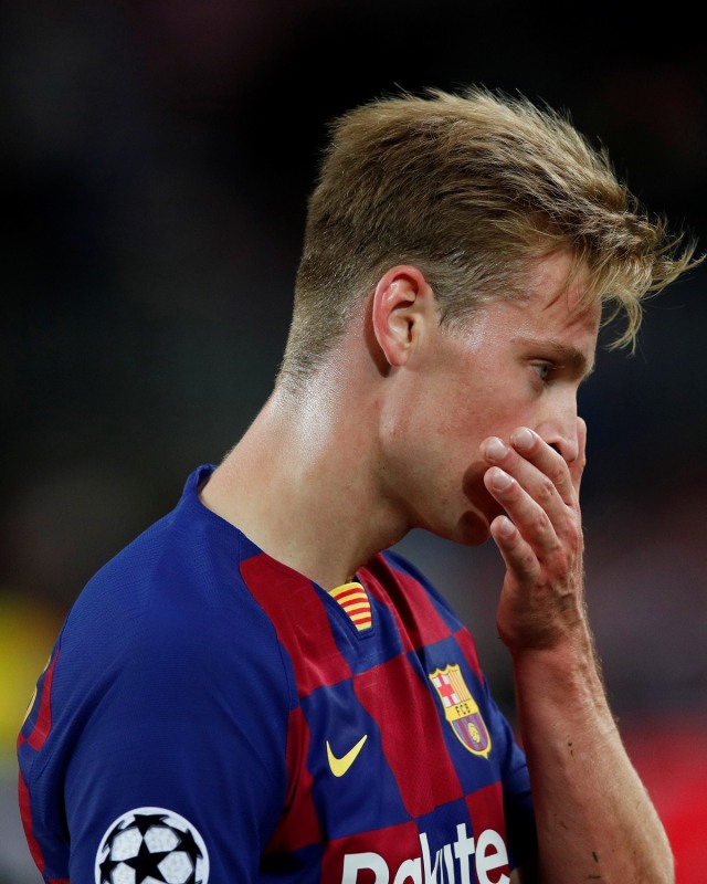 Ekspresi pemain Barcelona selepas laga lawan Slavia. Foto: REUTERS/Albert Gea