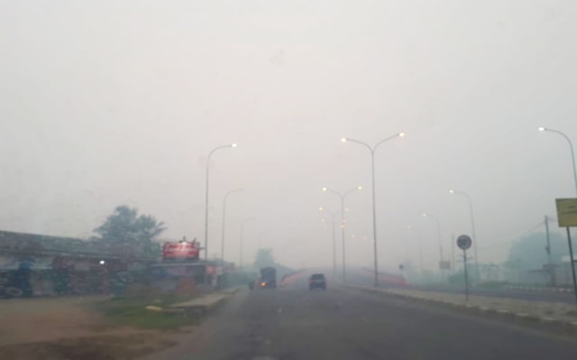 Kabut asap di Kota Palembang pagi ini di kawasan Kertapati, Jumat (8/11). Foto. Reno/Urban ID