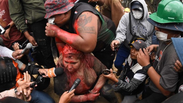 Foto: Wali Kota di Bolivia Disiram Cat dan Dicukur Paksa oleh Pendemo (48170)