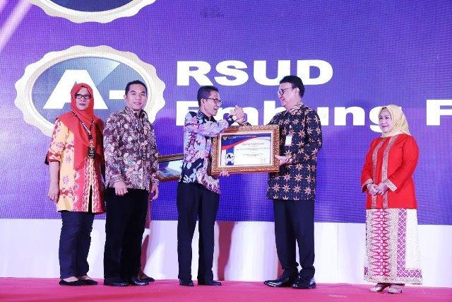 Wakil Wali Kota Batam Amsakar Achmad saat menerima penghargaan pelayanan publik di Aston Batam, Kamis (7/11/2019). (Foto: Yogi/batamnews)