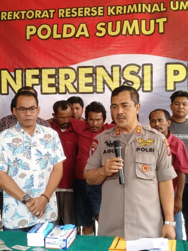 Polda Sumatera Utara menujukkan lima tersangka pembunuh aktivis dan mantan Caleg Nasdem saat konferensi pers di Mapolda Sumut. Foto: Rahmat Utomo/kumparan 