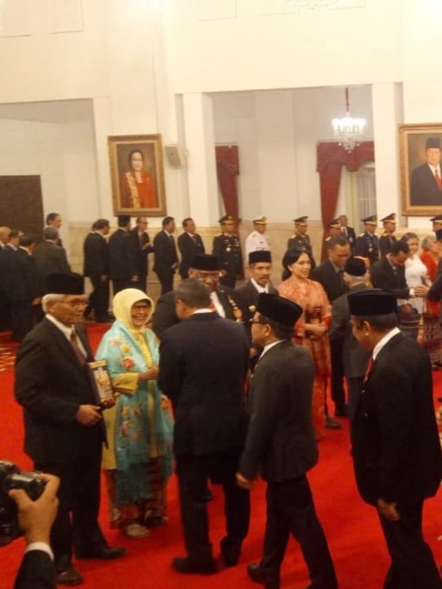Tamu undangan memberikan ucapat selamat kepada ahli waris saat penganugerahan gelar pahlawan nasional di Istana Negara. Foto: Fahrian Saleh/kumparan 