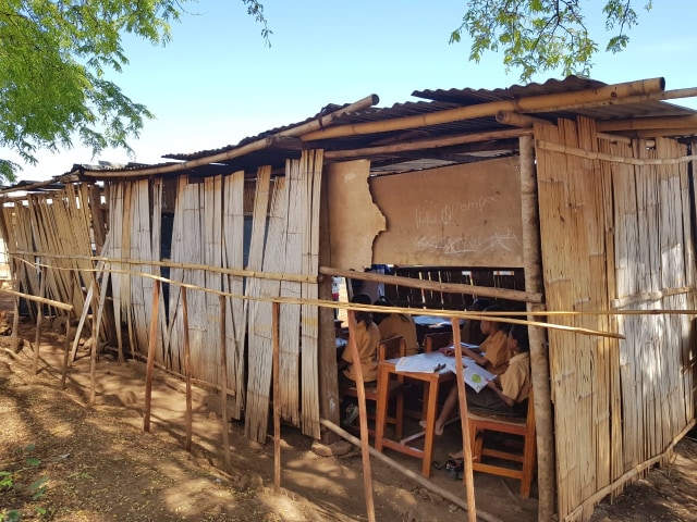 Ruangan kelas darurat yang dipergunakan sebagai ruagan belajar mengajar siswa kelas 4 dan kelas 5 SDN Kepiketik, Kabupaten Sikka, NTT. Foto: Mario WP Sina. 