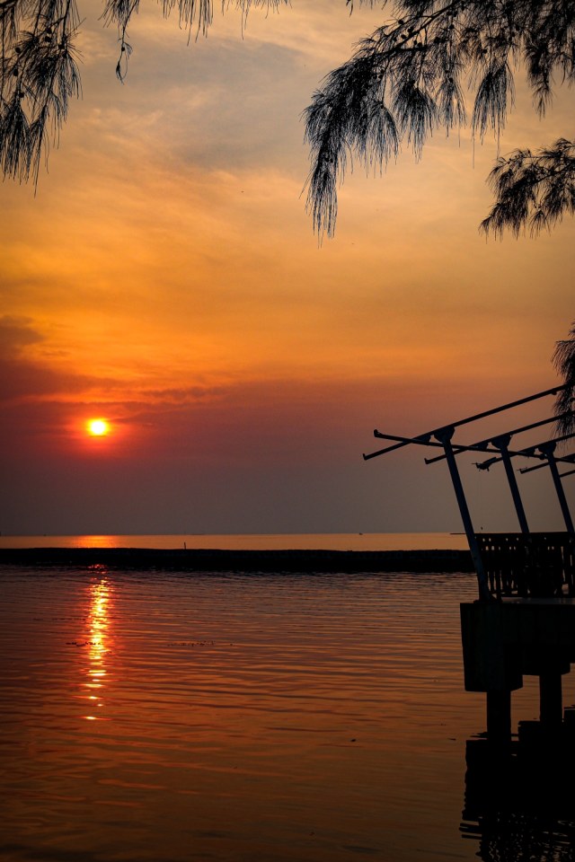 Menikmati sunset di Pulau Pramuka, Kepulauan Seribu.  Foto: Selfy Momongan/kumparan