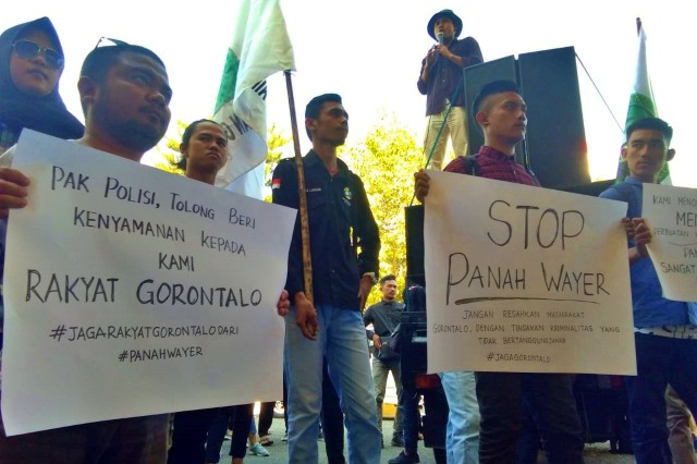 Aksi damai mahasiswa dan pemuda Kota Gorontalo digelar menuntut pemerintah setempa menindak tegas pelaku panah wayer. Jumat, (8/11). Foto : Dok Banthayo.id ( Rahmat Ali)