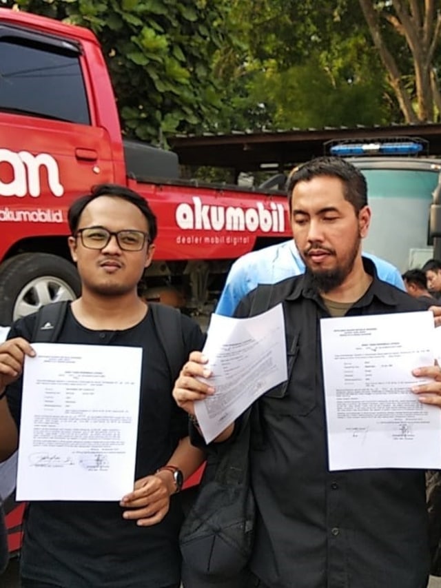 Kuasa Hukum Konsumen Akumobil yang merasa dirugikan, Sunan Kalijaga (kanan) mendatangi Mapolrestabes Bandung. Foto: Rachmadi Rasyad/kumparan