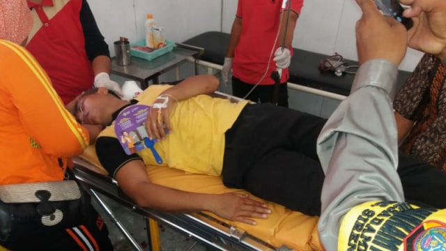 Kondisi salah satu anggota Polsek Sirenja saat di rawat di RS Bhayangkara pasca insiden tertembak oleh rekannya pada Jumat (8/11). Foto: Istimewa