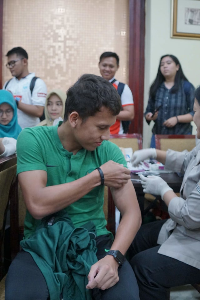 Pemain Timnas U-23 Indonesia Egy Maulana Vikri saat menjalani suntik vaksin, di Hotel Sultan, Jumat (8/11/2019). Foto: Helmi Afandi/kumparan