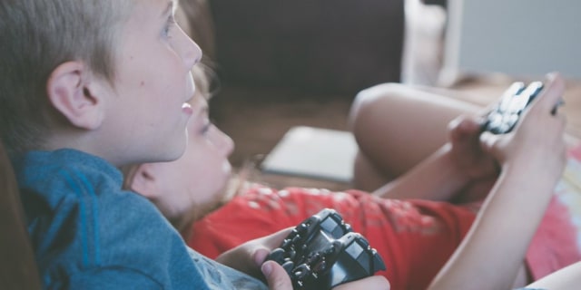 Ilustrasi anak bermain game