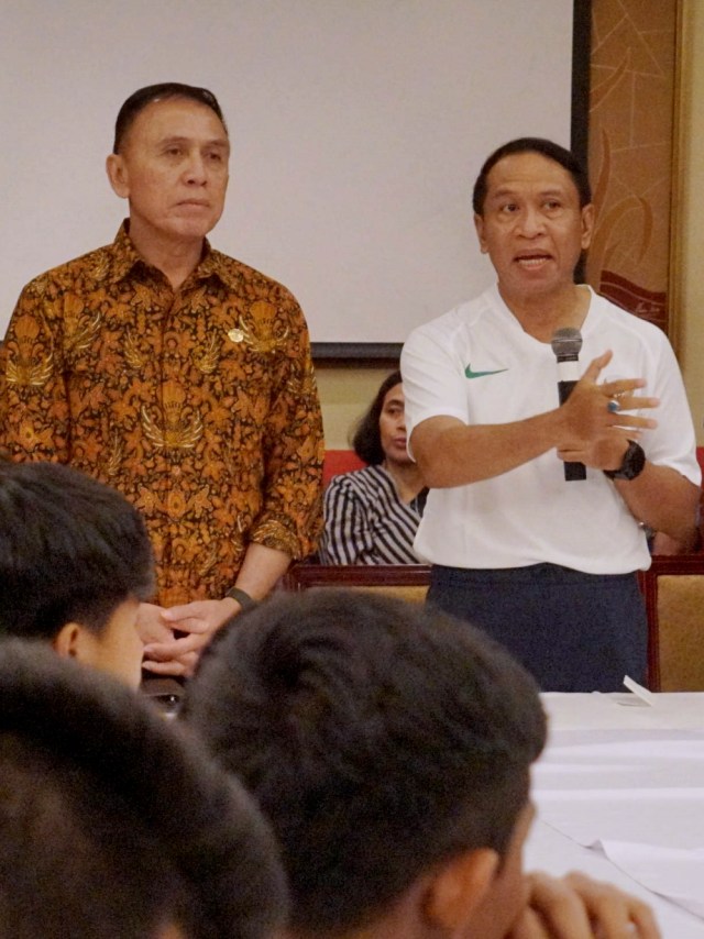 Menpora Zainudin Amali (kanan) bersama Ketua PSSI M Iriawan menyambangi Timnas U-23 saat vaksinasi menjelang berangkat ke Filipina untuk pertandingan Sea Games. Foto: Helmi Afandi Abdullah/kumparan