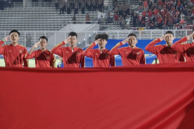 Pemain Timnas Indonesia U-19 menyanyikan lagu kebangsaan Indonesia Raya sebelum menghadapi Timnas  Hong Kong U-19 di Stadion Madya GBK, Jakarta, Jumat (8/11). Foto: Helmi Afandi Abdullah/kumparan 