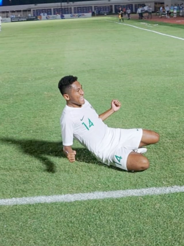 Pemain Timnas U-19 Indonesia, Fajar Fathur, berselebrasi usai mencetak gol ke gawang Hong Kong di Stadion Madya GBK, Jakarta, Jumat (8/11). Foto: Helmi Afandi/kumparan