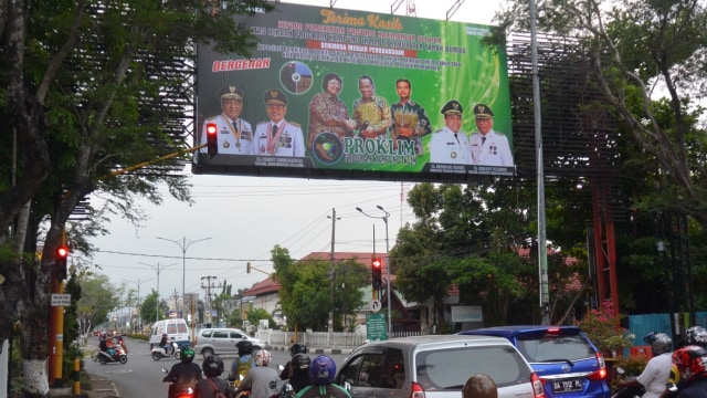 Reklame bando di Jalan S Parman, Kota Banjarmasin. Foto: Syahbani/banjarhits.id