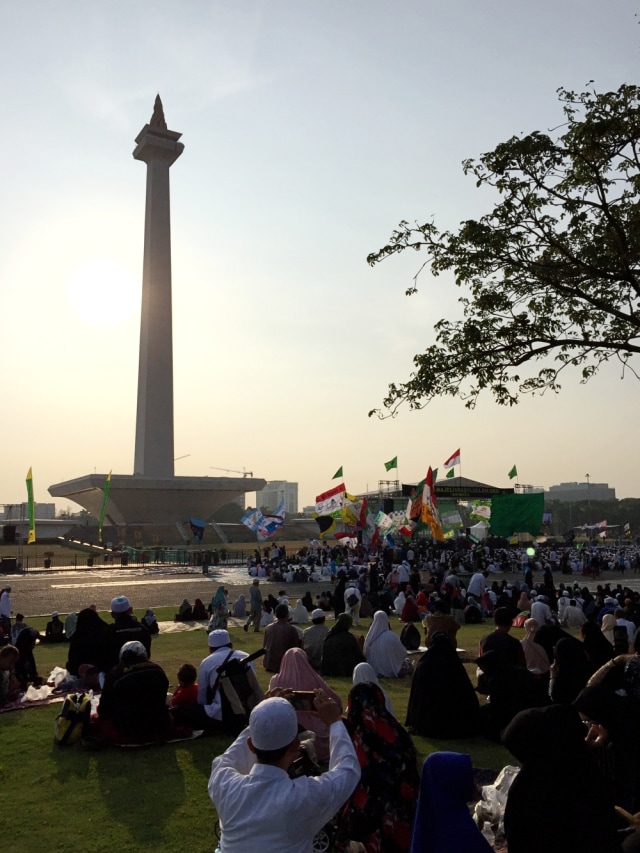 Majelis Rasulullah SAW berkumpul untuk memperingati Maulid Nabi Muhammad SAW, di Monas, Jakarta Pusat, Sabtu (9/11/2019). Foto: Darin Atiandina/kumparan