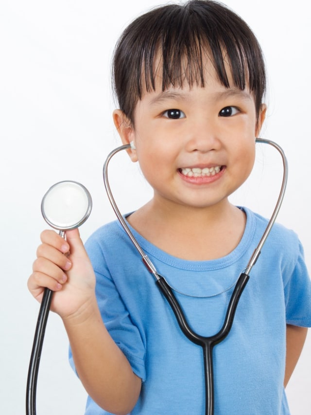 Ilustrasi anak bermain peran jadi dokter Foto: Shutterstock