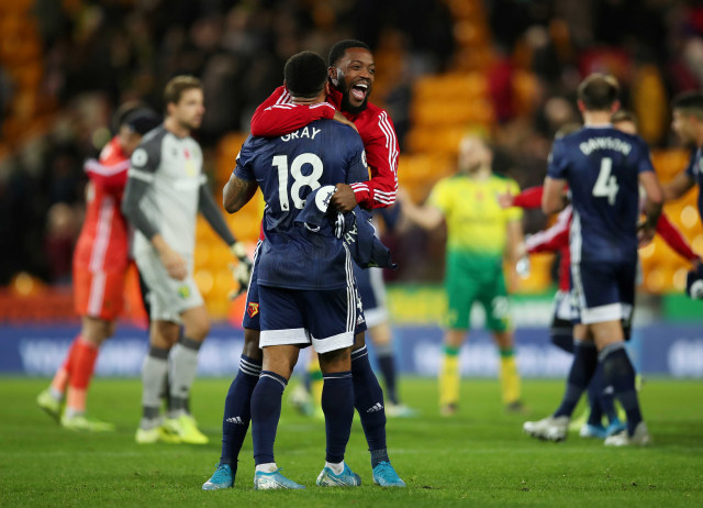 Nathaniel Chalobah merayakan kemenangan bersama Andre Gray. Foto: REUTERS/Chris Radburn