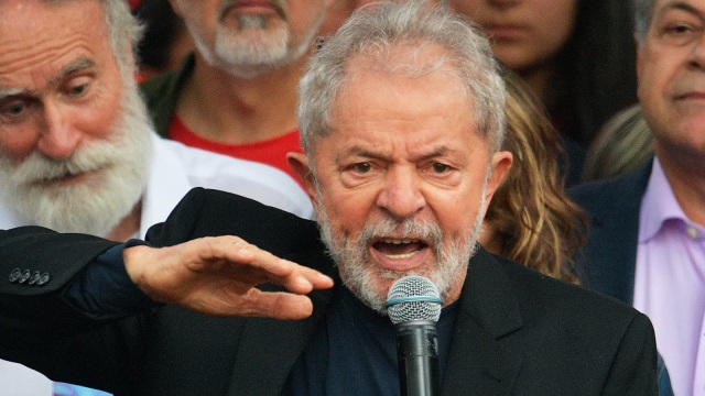 Mantan Presiden Brasil Luiz Inacio Lula da Silva setelah dibebaskan dari penjara, di Curitiba, Brasil, Jumat (8/11). Foto: AFP/CARL DE SOUZA