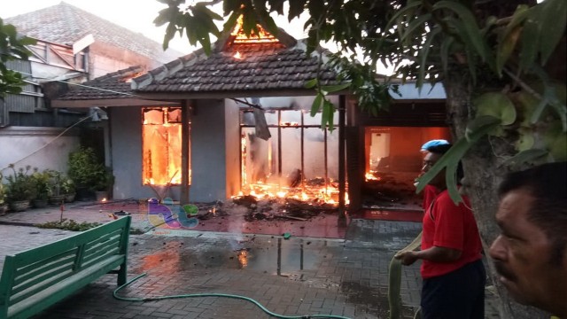 Peristiwa kebakaran yang menghanguskan rumah milik Jadmiko (59), warga Desa Kalirejo RT 017 RW 007 Kecamaan Ngraho Kabupaten Bojonegoro. Sabtu (09/11/2019)