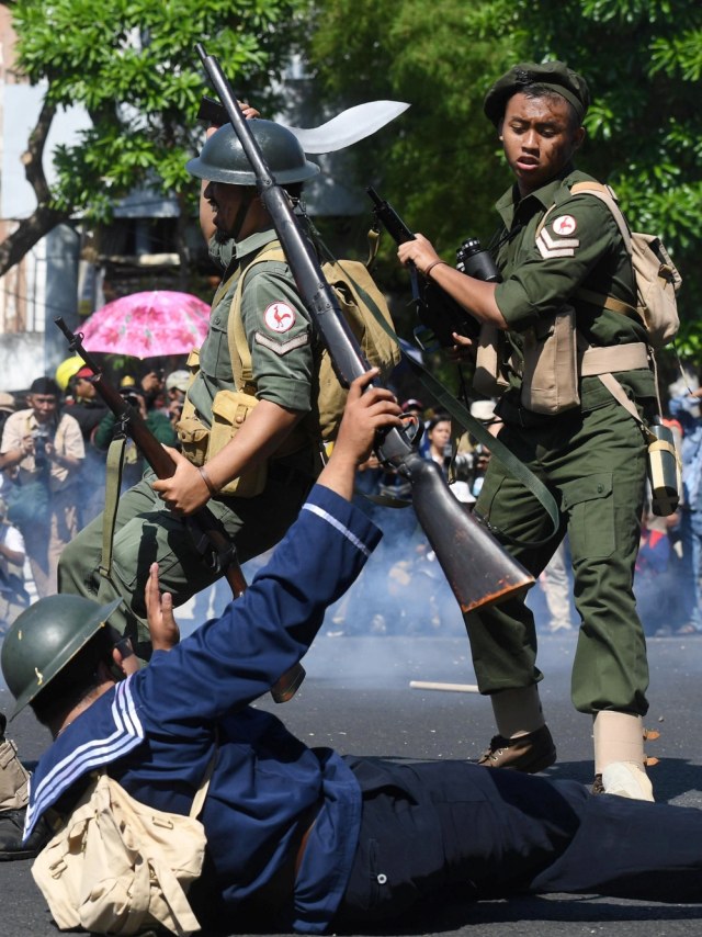 Aksi teatrikal pertempuran pejuang Indonesia melawan pasukan Inggris saat Parade Surabaya Juang di depan Gedung Negara Grahadi, Surabaya, Sabtu (9/11/2019). Foto: ANTARA FOTO/Zabur Karuru