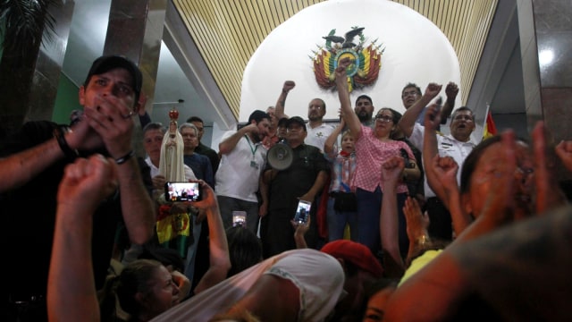 Lawan Presiden, Polisi Bolivia Ikut Demonstrasi (151219)