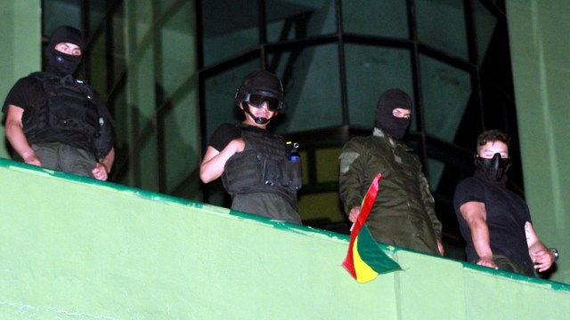 Lawan Presiden, Polisi Bolivia Ikut Demonstrasi (151218)