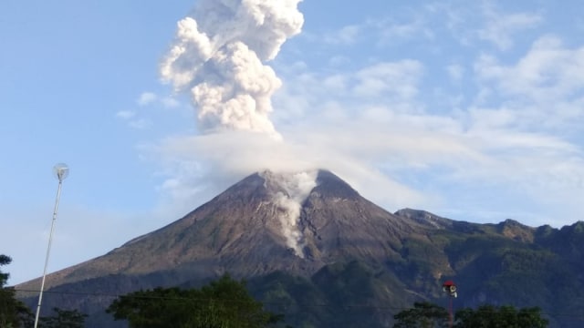 Gunung Merapi Meletus, Kolom Abu Capai 1 Km | Kumparan.com