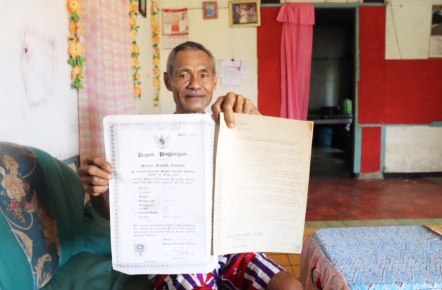 Agustinus Papare adalah adik Silas Papare, saat menunjukkan dokumen yang tersisa mengenai jejak sang kakak sebagai pahlawan nasional Indonesia. (Foto Agies Pranoto) 