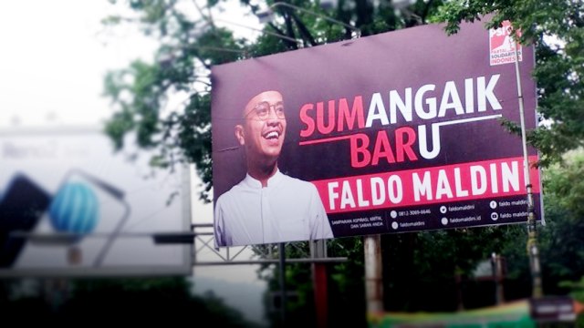 Salah satu baliho Faldo Maldini dengan tahline "Sumangaik Baru" berlatar PSI di sudut ruas jalan utama Kota Padang, Sumatera Barat (Foto: Irwanda/Langkan.id)