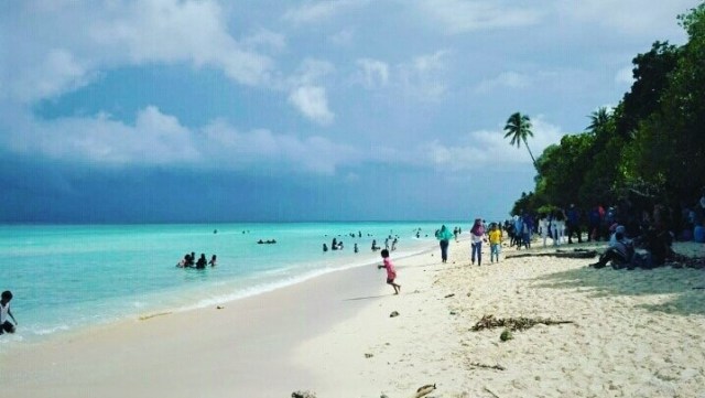 Suasana di lokasi wisata pantai Tanjung Waka di Kepulauan Sula. Foto: Genpi Malut