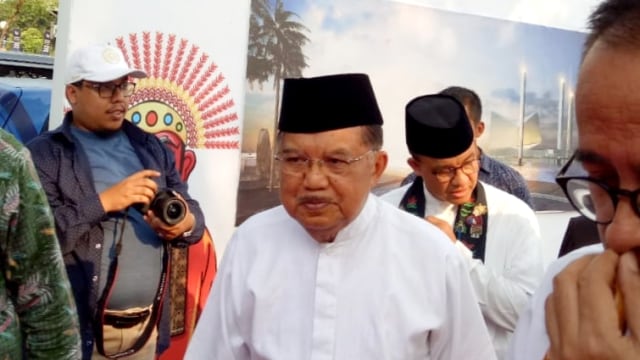 Mantan Wakil Presiden Jusuf Kalla saat mengunjungi Ground Breaking Masjid Apung, Ancol, Jakarta, Sabtu (9/11/2019). Foto: Ricky Febrian/kumparan