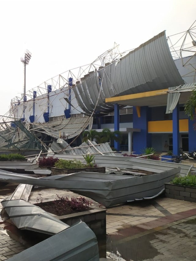 Angin kencang merobohkan salah satu atap bangunan Sport Center Arcamanik, Bandung. Foto: Rachmadi Rasyad/kumparan