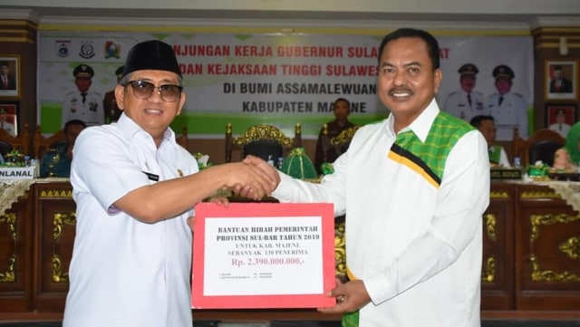 Penyerahan dana hibah dari Gubernur Sulbar, Ali Baal Masdar, ke Bupati Majene, Fahmi Massiara. Foto: Dok. Kominfo Sulbar