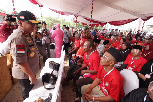 Kapolda Kepri, Irjen Pol Andap Budhi Revianto menyempatkan diri bertemu peserta operasi katarak. Foto : Dok Polda Kepri 