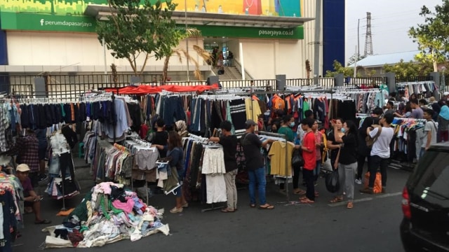   Pedagang menggelar lapak di Jalan Pasar Senen. Foto: Andesta Herli Wijaya/kumparan 