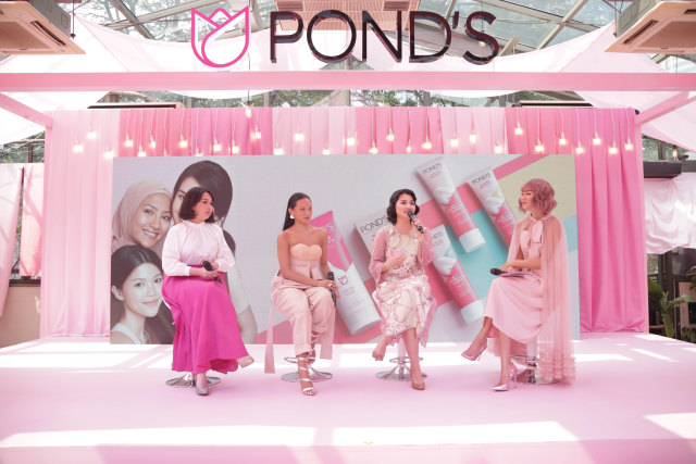 Ki-ka: Agatha Pricilla (Aktris & Beauty Enthusiast), Asmara Abigail (Aktris & Beauty Enthusiast), Amaryllis Esti Wijono (Head of Marketing Skin Care Unilever In Foto: POND'S